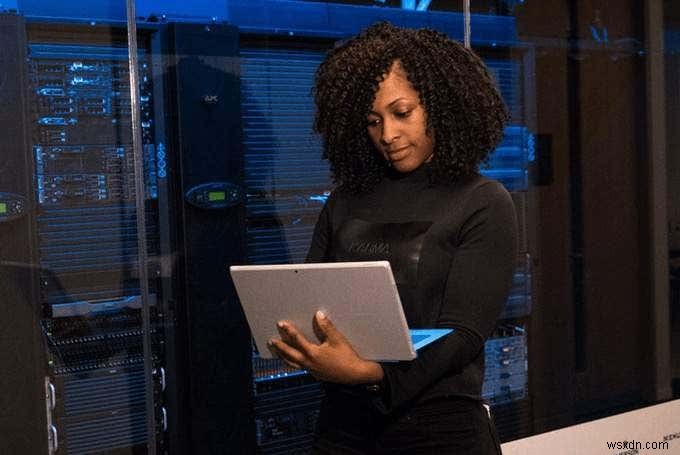 Dùng Netstat xem cổng đang lắng nghe và PID trong Windows