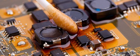 Vừa làm đổ nước hoặc cà phê lên laptop - Đây là những gì bạn nên làm