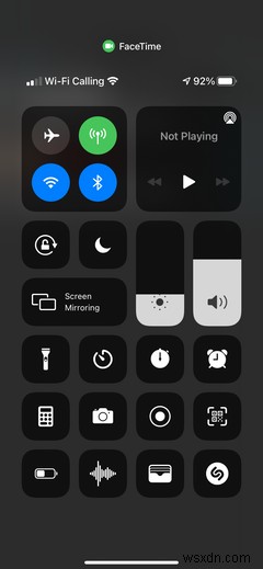 Những chấm cam và xanh trên iPhone là gì?