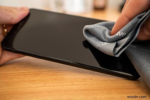 Cách vệ sinh iPhone bẩn: Hướng dẫn từng bước