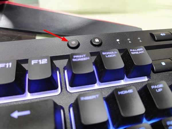 Cách bật/tắt đèn bàn phím (Keyboard lighting) trên máy tính