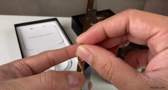 Cách chuyển thẻ SIM sang iPhone 13 mới