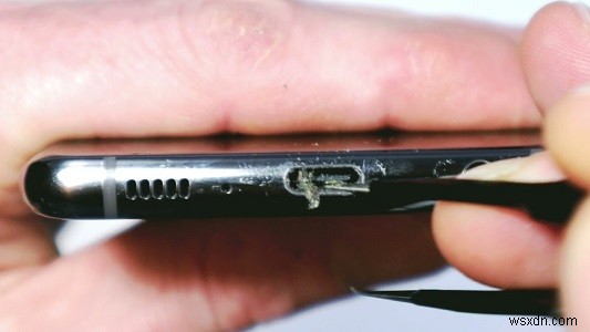 Cách khắc phục Samsung S21 không sạc được?