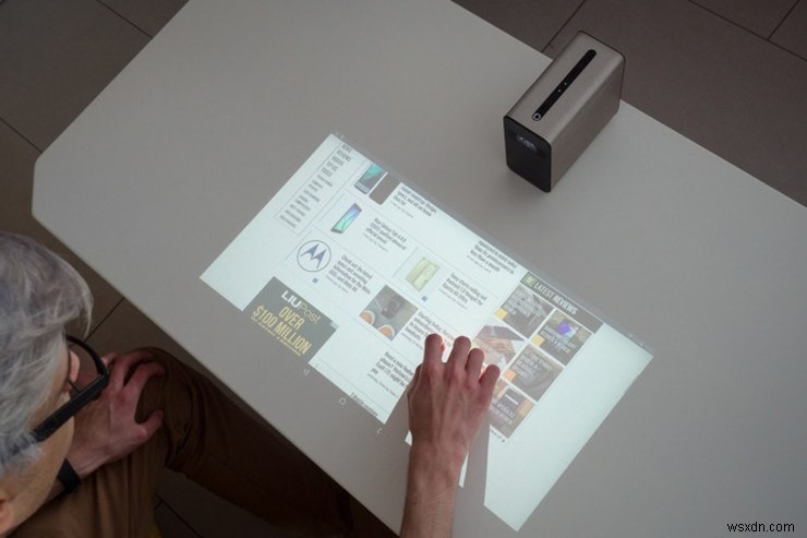 Máy chiếu Sony Xperia Touch biến bất kỳ bề mặt nào thành thiết bị Android