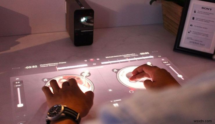 Máy chiếu Sony Xperia Touch biến bất kỳ bề mặt nào thành thiết bị Android
