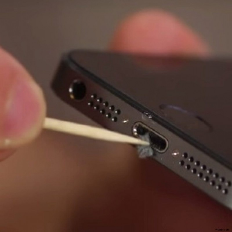 Cách khắc phục nhanh lỗi iPhone 13 không sạc được
