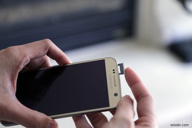 Cách thay SIM &thẻ nhớ trong Samsung Galaxy S7 / Edge