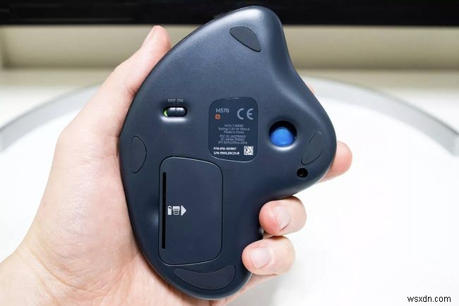 Cách thay pin trên chuột Logitech