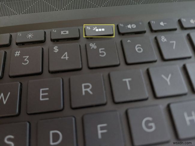 Cách bật đèn bàn phím (Windows hoặc Mac)