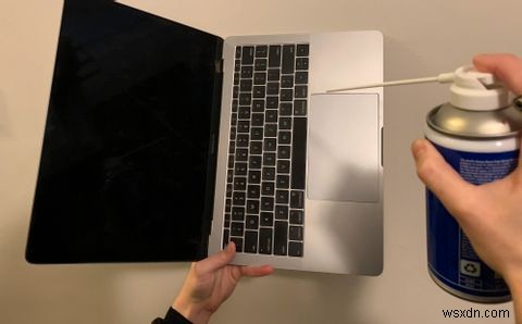 Cách sửa các phím dính trên MacBook của bạn 