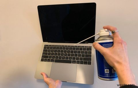 Cách sửa các phím dính trên MacBook của bạn 