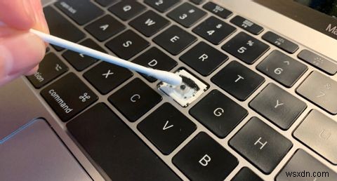 Cách sửa các phím dính trên MacBook của bạn 