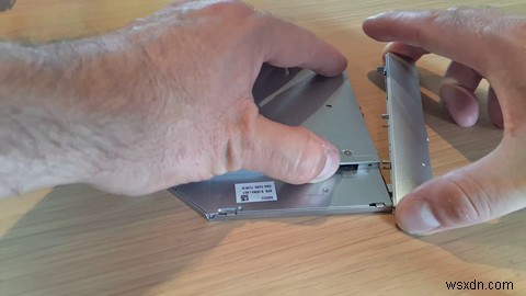 Cách thay thế ổ đĩa DVD máy tính xách tay của bạn bằng ổ cứng HDD hoặc SSD 