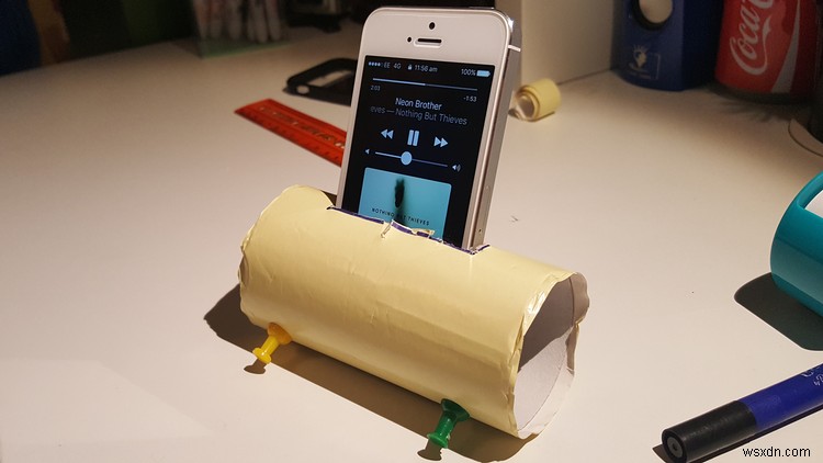 Cách tạo chân đế iPhone giá rẻ chỉ bằng cuộn vệ sinh và một số chốt 