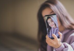 Cách chụp ảnh tự sướng bằng camera sau trên Android 