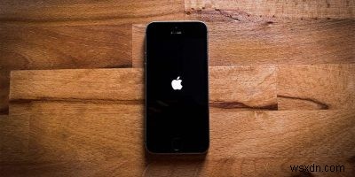 Cách khởi động lại iPhone của bạn nếu nó bị kẹt trên logo Apple 