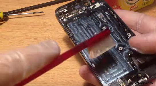 Cách sửa chữa iPhone 5 bị vô nước 