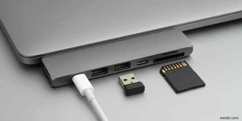 USB-C Hub so với Docking Station:Cái nào tốt hơn cho người dùng MacBook Pro?