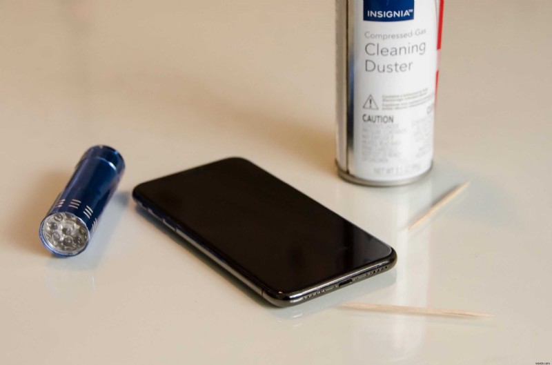 Cách làm sạch cổng sạc của iPhone của bạn?