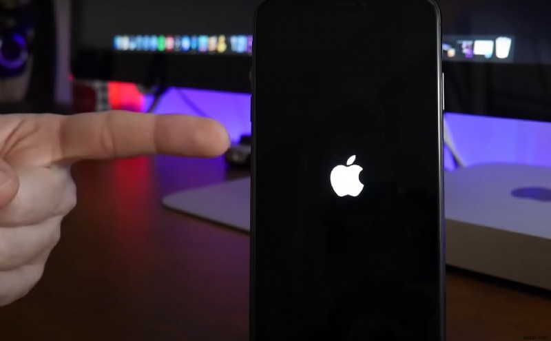 Làm cách nào để khắc phục màn hình iPhone bị kẹt trên logo Apple?