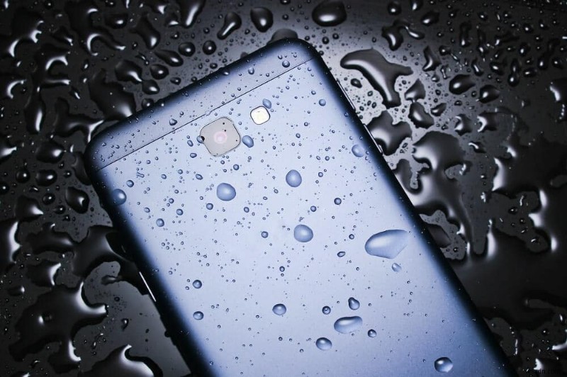 Làm cách nào để cứu điện thoại của bạn khỏi hư hỏng do nước?
