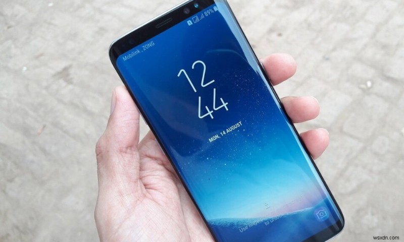 Cách tháo thẻ SIM khỏi Samsung S8 +