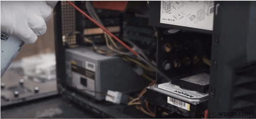 Làm cách nào để ngăn máy tính của tôi phát ra tiếng ồn ào 