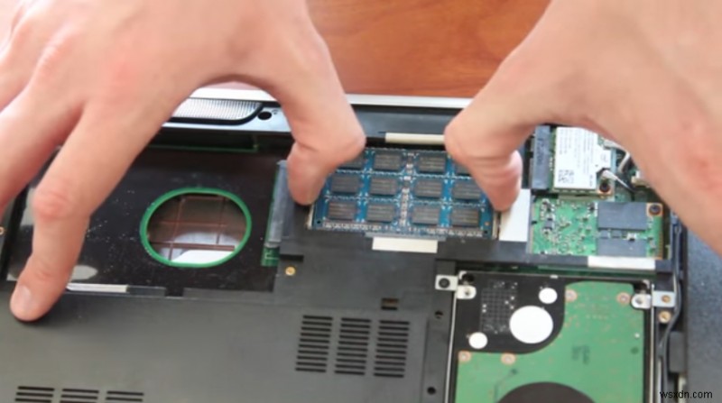 Cách lắp RAM vào máy tính xách tay của bạn