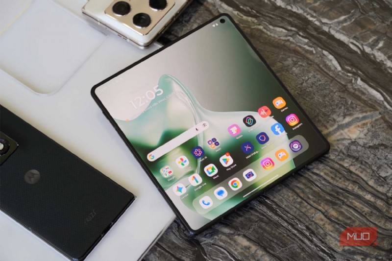 Razr Fold của Motorola:Máy có thể gập lại giá cả phải chăng vượt trội so với Samsung và Google 