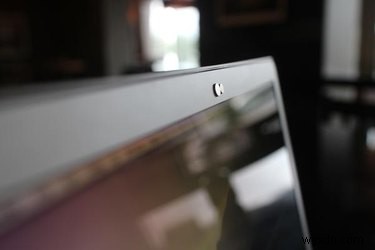 4 cách được chuyên gia khuyên dùng để bảo vệ camera máy tính xách tay của bạn—FBI khuyên bảo vệ quyền riêng tư 