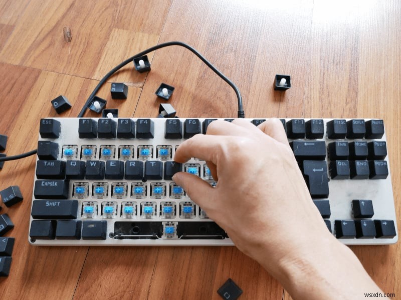 Cách khắc phục nhanh chóng phím bàn phím bị dính hoặc không phản hồi 