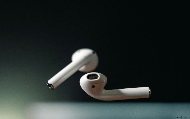 Cách vệ sinh micrô AirPods một cách an toàn để có âm thanh rõ ràng 