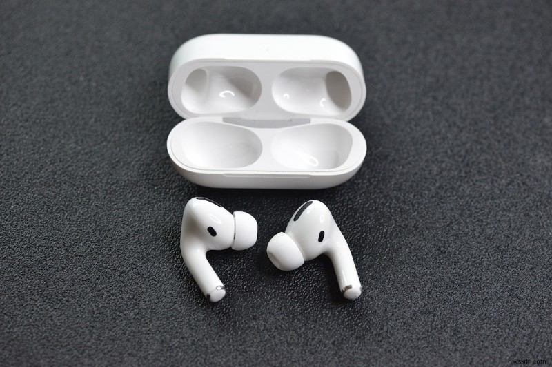 Cách vệ sinh micrô AirPods một cách an toàn để có âm thanh rõ ràng 