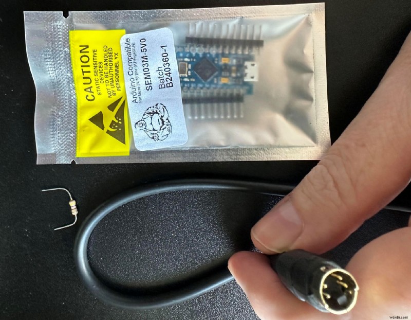 Cách tôi xây dựng Bộ chuyển đổi ADB‑to‑USB có thể định cấu hình để hồi sinh Bàn phím Apple 1990 trên Windows 